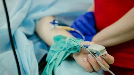 Prende l'epatite dopo una trasfusione, il «sangue era infetto»: risarcita con 675 mila euro dopo 58 anni