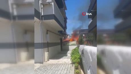 Binanın kömürlüğü alev alev yandı