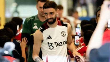 Bruno Fernandes’ classy gesture for ‘fuming’ Man Utd squad in Asia revealed