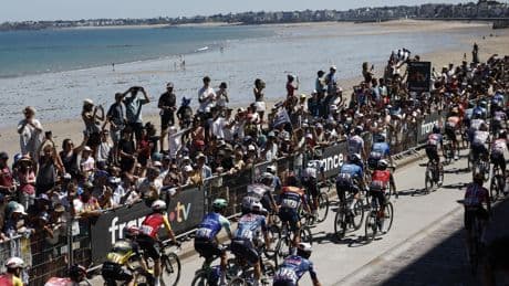 EN DIRECT - Tour de France : déjà du mouvement dans le peloton, grosse ambiance en Bretagne