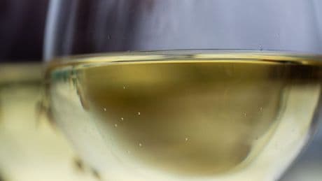 Säure im Weißwein: Portugiese wegen Mordes verurteilt