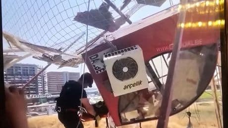 60 metrelik vinç devrildi! Operatör askıda kaldı