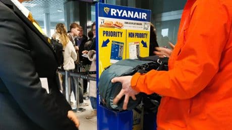 Billigflüge: Flugbegleiter: Strenge Gepäckkontrolle bei Ryanair bringt Probleme