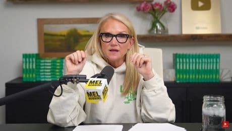 Mel Robbins, experta en crecimiento personal: “Estamos tan obsesionados por tomar las decisiones correctas que terminamos por no tomar ninguna”