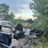 Ongeval met twee wagens in Kortrijk, waarbij ook stroompaal op één van de wrakken valt