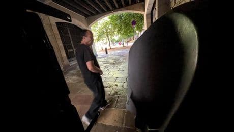 El urinario de plástico del antiguo hospital de la Santa Creu supera su prueba y ya es definitivo