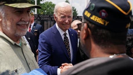 Biden reaparece tras su diagnóstico de cáncer y bromea: 'Veis que soy mentalmente incompetente y no puedo andar'