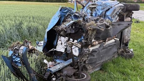 Überholmanöver endet tödlich - Mann (70) rast in Gegenverkehr – Frau stirbt