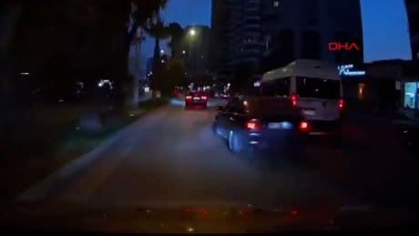Ehliyetsiz sürücü ortalığı birbirine kattı! O anlar kamerada