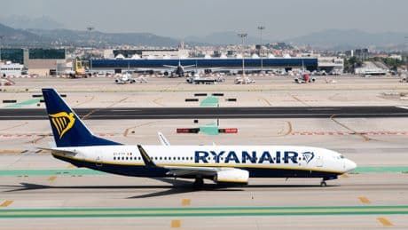 Ryanair y CCOO acordaron subir el sueldo al personal de cabina. El Supremo lo ha anulado: los sindicatos los eligen los empleados