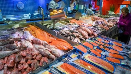 Los españoles cambian bacalao por sardinas: consumimos menos pescado y el más barato