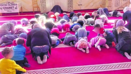 Bambini dell'asilo parrocchiale portati a pregare in ginocchio nella moschea. La Lega: «Una foto che fa gelare il sangue»