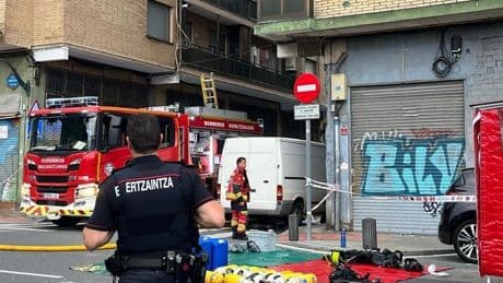 Un incendio en un garaje obliga a desalojar a los vecinos de un edificio de La Peña