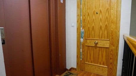 Un vecino de Granada se suicida tras herir con un puñal a su pareja y su hijo