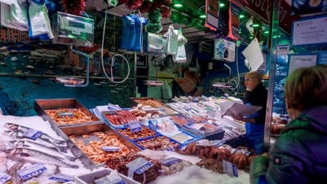 Los ceutíes gastan más en carne y pescado, los gallegos en pan y los canarios en leche y huevos