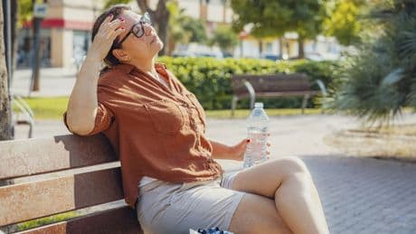 Gehirn vor Sonne schützen: So vermeiden Sie einen Hitzschlag