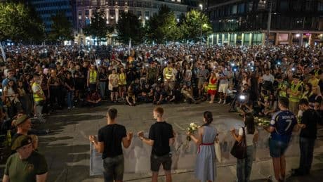 Protest gegen Präsident Vučić: Tausende Menschen fordern Neuwahlen in Serbien