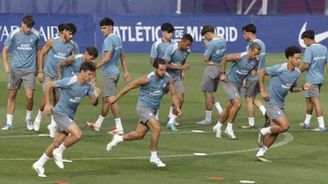 Doble sesión, pruebas tácticas y una primera 'baja temporal' en el Atlético