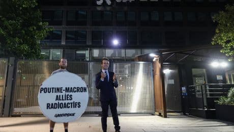 Paris : Greenpeace rend la statue de Macron, volée chez Grévin la veille, et la dépose devant le siège d’EDF