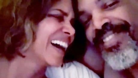 Halle Berry maakt sexy video in bed: 'We gaan iets uitproberen'
