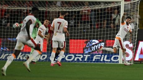 Galatasaray formasıyla ilki yaşadı