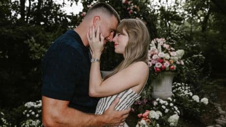 Taylor Swift (finalmente) si sposa: il sì a Travis Kelce fa impazzire i fan