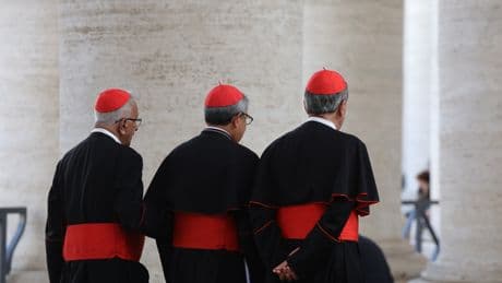Seis 'papables' despuntan en la apertura del cónclave