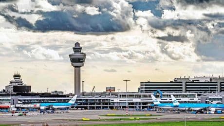Schiphol krimpt komende winter: milieuorganisaties en luchtvaartsector boos en dreigen met gang naar rechter