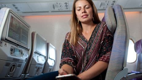 Handy an gelassen im Flugzeug: Was dann wirklich passiert