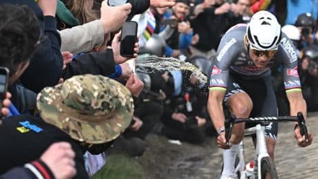 "C'est comme recevoir une pierre dans la figure": Mathieu van der Poel veut porter plainte après Paris-Roubaix