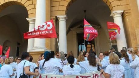 Il caso Max Mara non si ferma, il sindaco di Reggio Emilia incontra le lavoratrici: “L’azienda apra al confronto”. Ma le sarte denunciano: “La compagna dell’ad ha chiesto ad alcune dipendenti di firmare un documento contro chi ha scioperato”