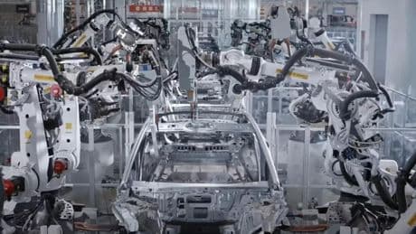 Así produce Xiaomi un coche cada 76 segundos: muchos robots y pocas personas, en una fábrica futurista que hasta recibe visitas turísticas