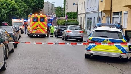 Mann fährt in Passau mit Auto in Menschengruppe
