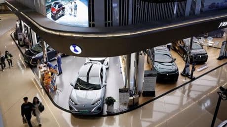 A Pékin, les centres commerciaux, nouveaux temples de la voiture électrique