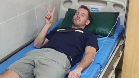 Bart (28) werd doodziek door vergiftigde alcohol in Laos: ’Artsen liepen op teenslippers, salamanders schoten door de medicijnkasten’