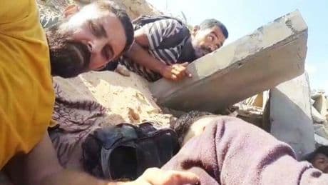 Gaza, in viaggio con Hadi fino a Rafah: «Noi, come topi nascosti nelle fosse per avere il cibo. Se esci ti sparano»