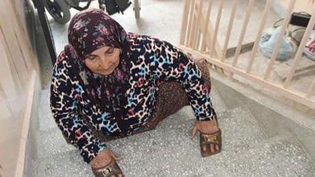63 yıldır emekleyerek yaşıyor! Hatice teyze asansör bekliyor: 2'inci kata 15-20 dakikada anca çıkıyorum