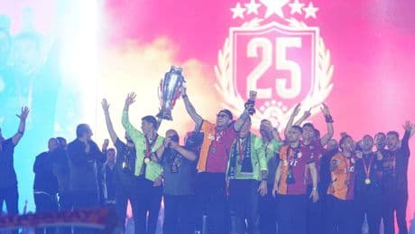 Galatasaray şampiyonluğunu dev 5 yıldızla kutladı; onbinlerce taraftar Yenikapı'da insan seli oluşturdu