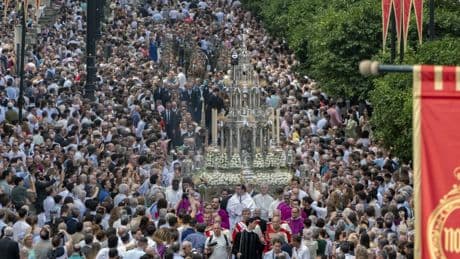 Sevilla vive una multitudinaria procesión del Corpus marcada por el calor y el regreso de los costaleros tras casi un siglo