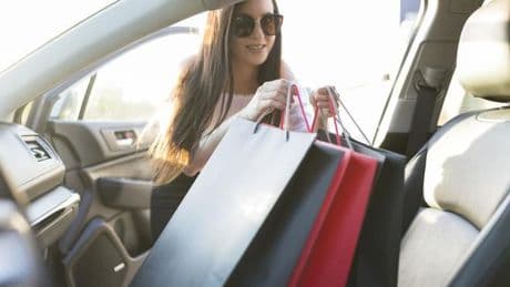 ¿Me pueden multar por llevar la compra en el interior del coche? Esto dice la DGT