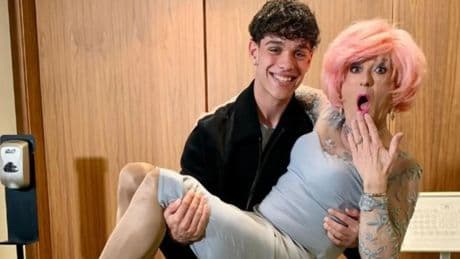 Insultos homófobos hacia Héctor Fort por fotografiarse con una activista LGTBI