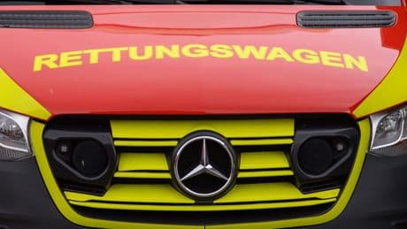 Verkehr: Auto überschlägt sich bei Unfall - Fahrer schwer verletzt