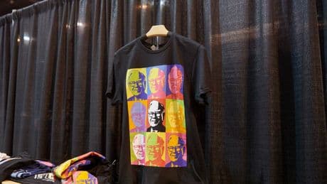 Warren Buffett calls for more free trade as path to prosperity