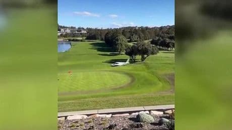 Avustralya'da hafif uçak golf sahasına indi: 2 kişi yaralandı