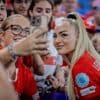 Is het erg dat voetbalster Alisha Lehmann volgers scoort met haar uiterlijk? ‘Alleen maar respect voor’