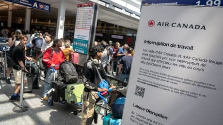Déjà 300 vols annulés vendredi: faute d'accord salarial avec la direction, le personnel navigant d'Air Canada en grève à partir de minuit