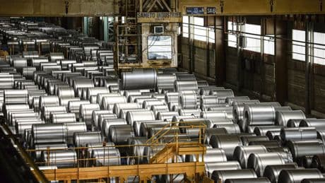 Droits de douane : Trump double les tarifs d’importation d’acier et déstabilise le secteur tout entier