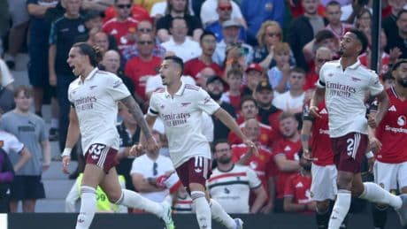 Gyökeres suspende en su debut, pero el Arsenal gana en Old Trafford