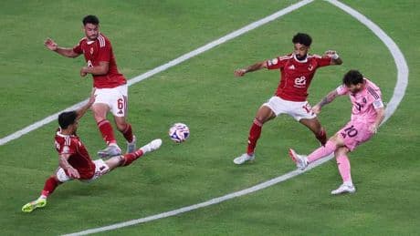 Messi dicta una lección de compromiso ,pero se frustra en el estreno del Mundial de clubs
