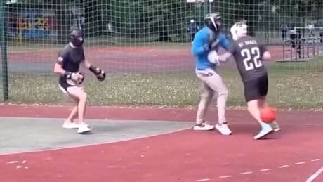 Fußball trifft auf Boxen - Würden Sie DIESEN Brutalo-Sport spielen?
